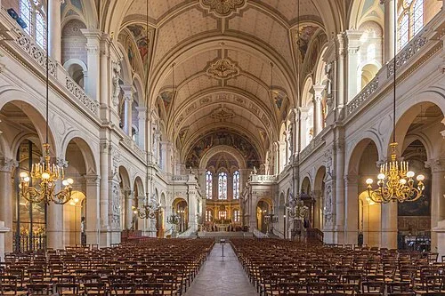 The nave: iron frame, light and the siege hospital