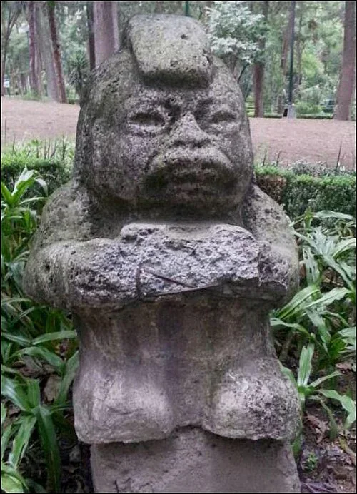 쪼그려 앉은 사암 인물상